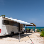 Emplacement caravane camping bord de mer dans le sud de la France Camp du Domaine