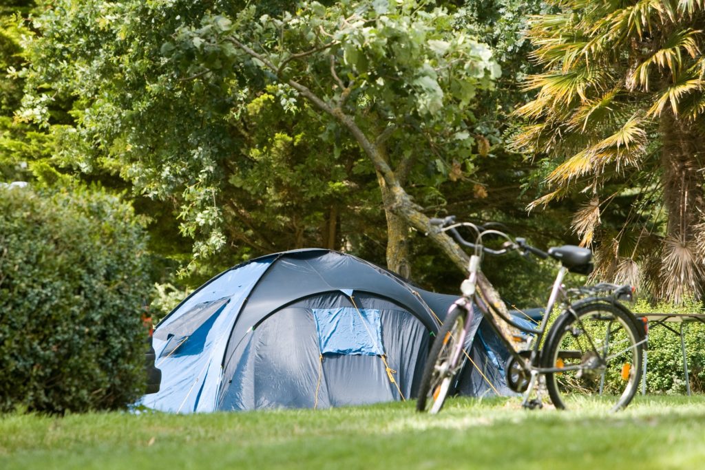 Camping du Chateau Lez-Eaux Emplacement tente, camping avec piscine couverte, Cotentin – Image 1