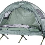 Tente surélevée avec lit de camp, sac de couchage et matelas