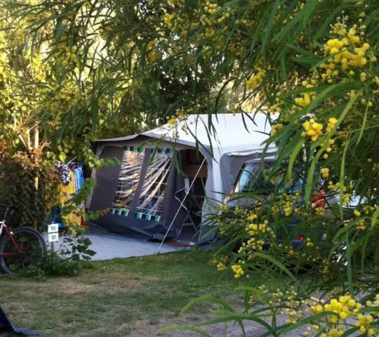 emplacement-tente-camping-pas-cher-102epl.webp Emplacement tente camping pas cher Île d'Oléron | Bord de mer – Image 1