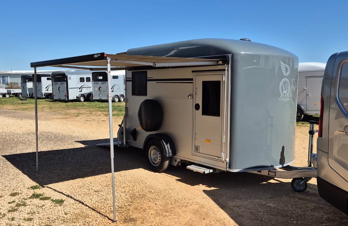 store-pour-camping-car-477nmg-1.jpg Store déroulant pour remorque fourgon Debon Vans Laissac – Image 1