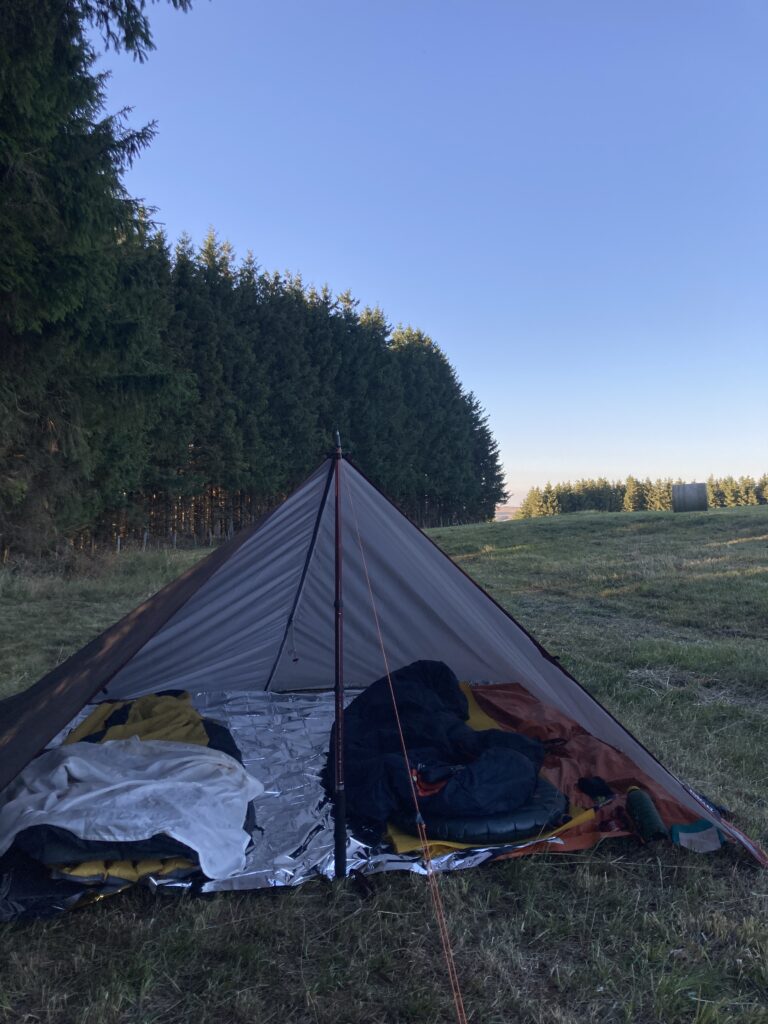 tarp-bivouac-159zxu-1.jpg Bivouac en tarp : tout ce qu'il faut savoir ! – L'Instant Vagabond – Image 1