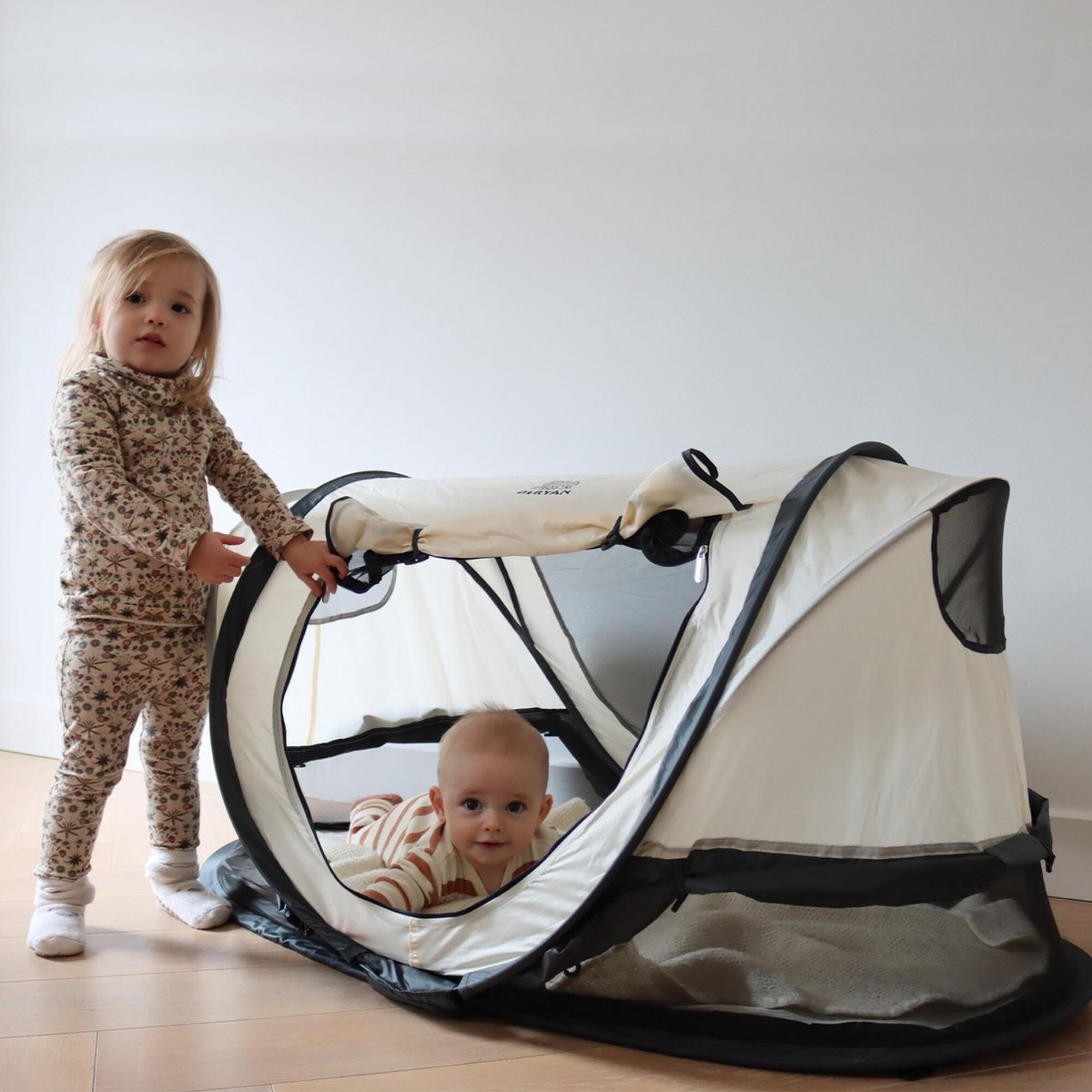tente-deryan-160adb-1.jpg Lit Parapluie Shane Luxe 2024 Tente Bébé Lit Enfant UV 50+ Crème – Image 1