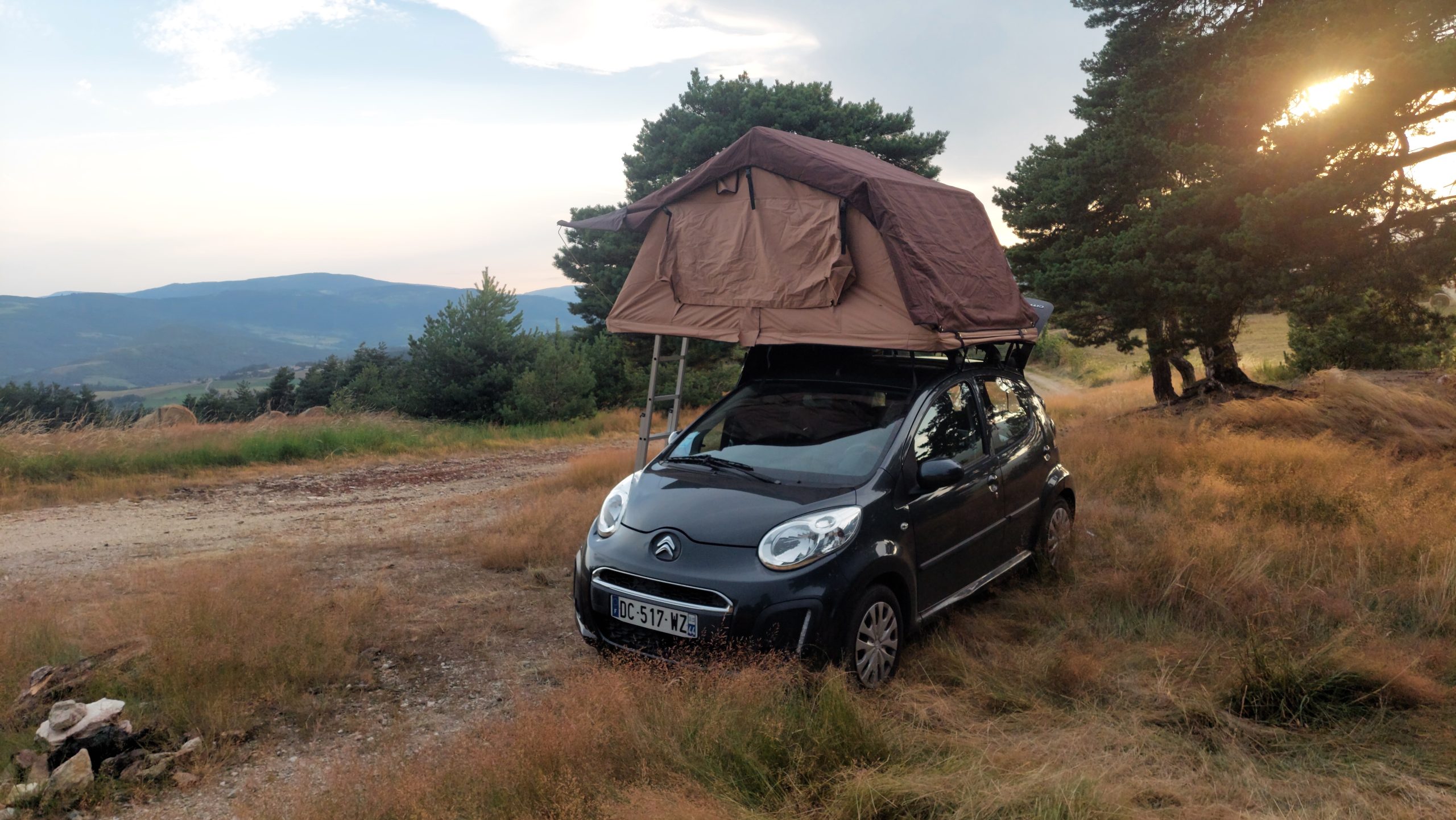 tente-toit-905usr-1.jpg Peut on mettre une tente de toit sur une petite voiture ? – Image 1