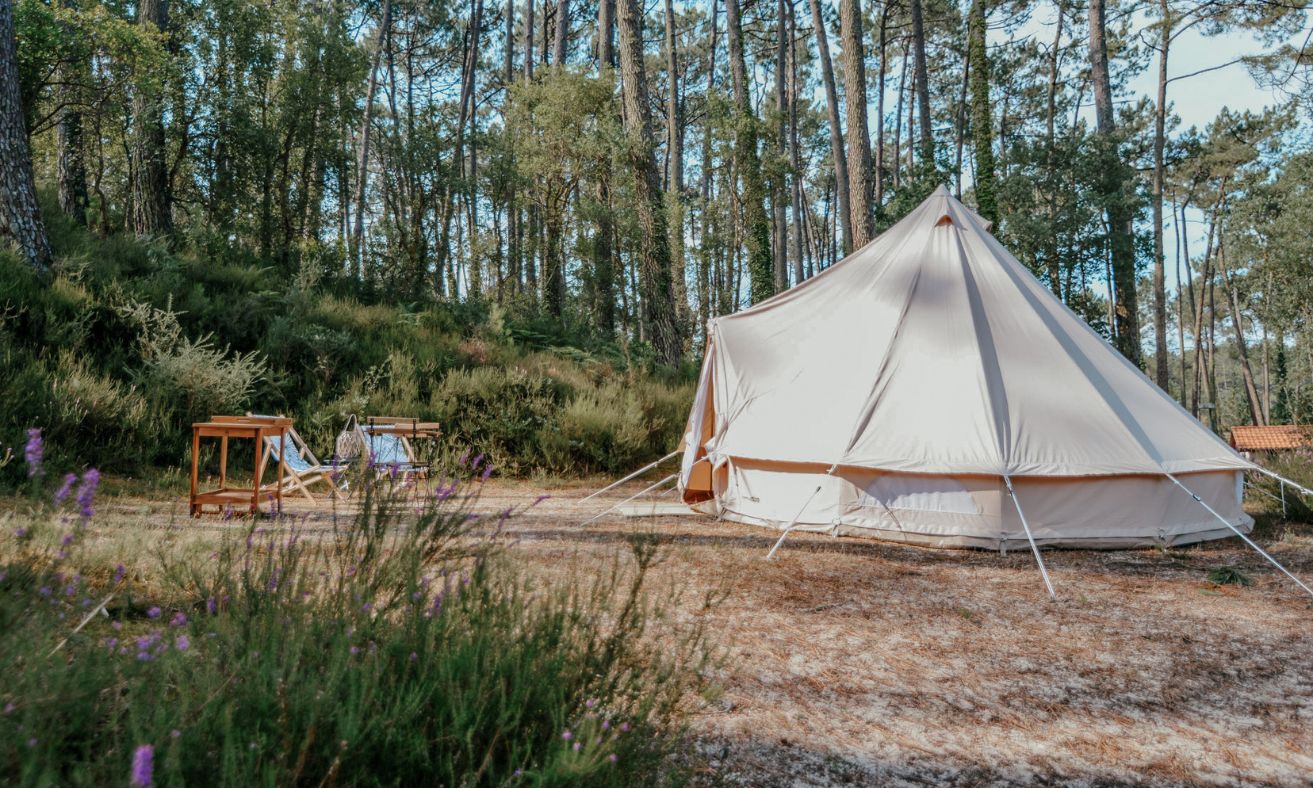 tipi-camping-013pbw-1.jpg Cocooning Tipi | Hébergement nature en tipis dans les Landes – Image 1